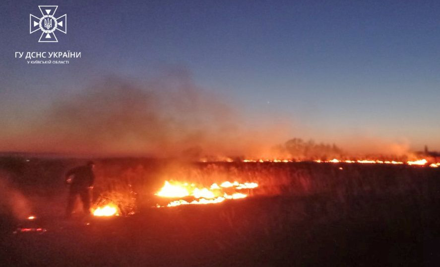 Рятувальники попередили громадян про заборону спалювання трав’яного настилу