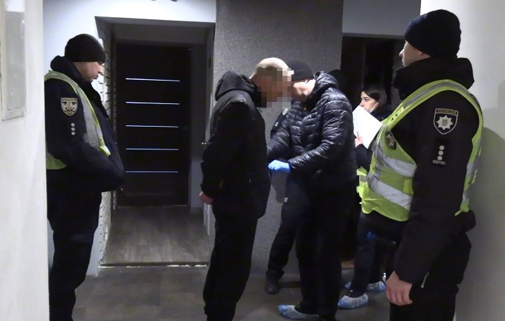 Завдав 9 ударів ножем сусіду по кімнаті: у Києві затримали чоловіка