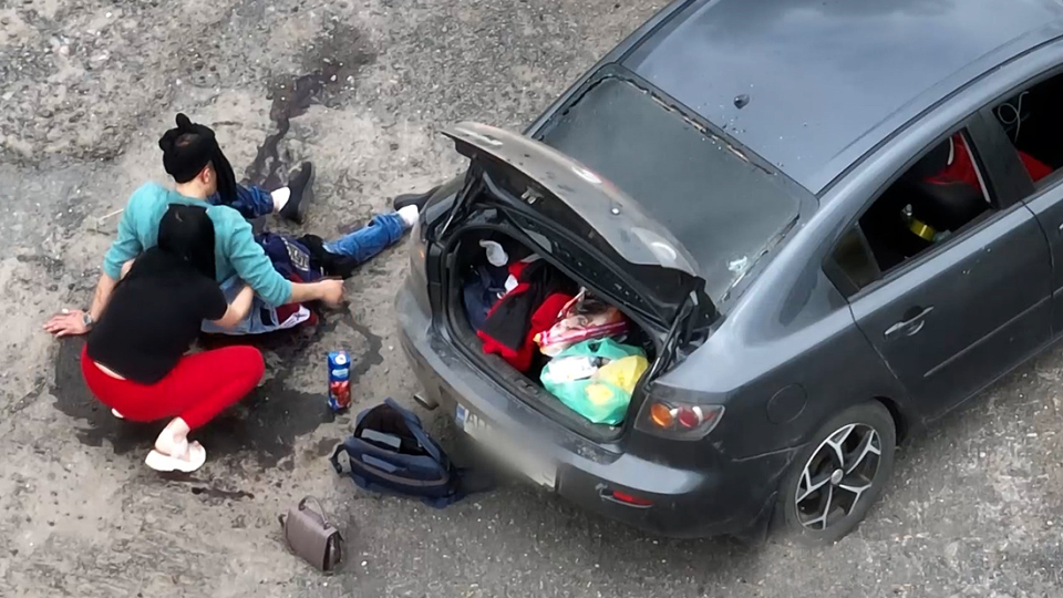 Направлялись в Бахмут, щоб забрати батьків, але авто потрапило під ворожий обстріл на Харківщині: неймовірна історія порятунку сім'ї