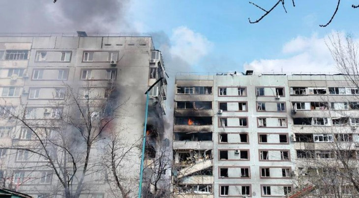Зеленский опубликовал видео вражеского удара по жилому дому в Запорожье