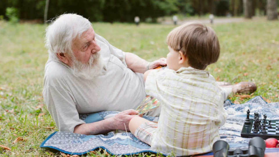 Усунення перешкод у спілкуванні з онуками: як вирішити ситуацію, якщо з батьками дитини не виходить домовитися