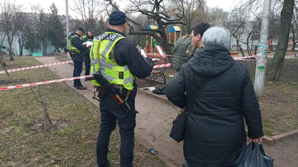 В Киеве возле детской площадки взорвалась граната, погиб мужчина: что известно