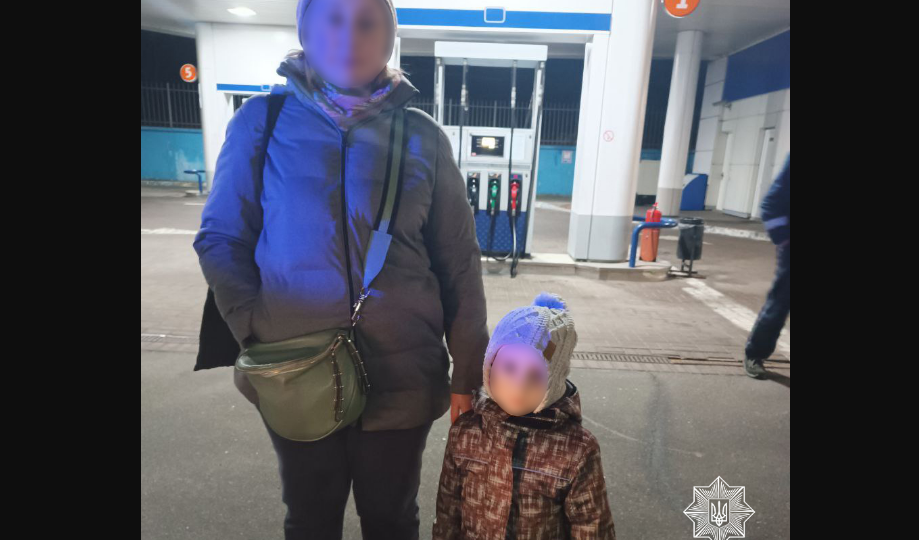 Служби таксі відмовляли через наближення комендантської години: у Києві патрульні допомогли жінці з дитиною дістатись додому