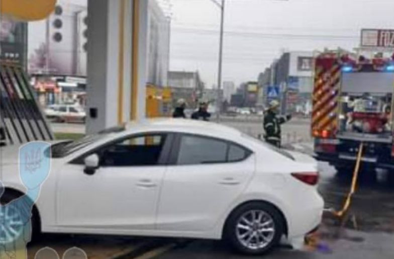 У Києві легковик Mazda влетів у колонку на АЗС, фото