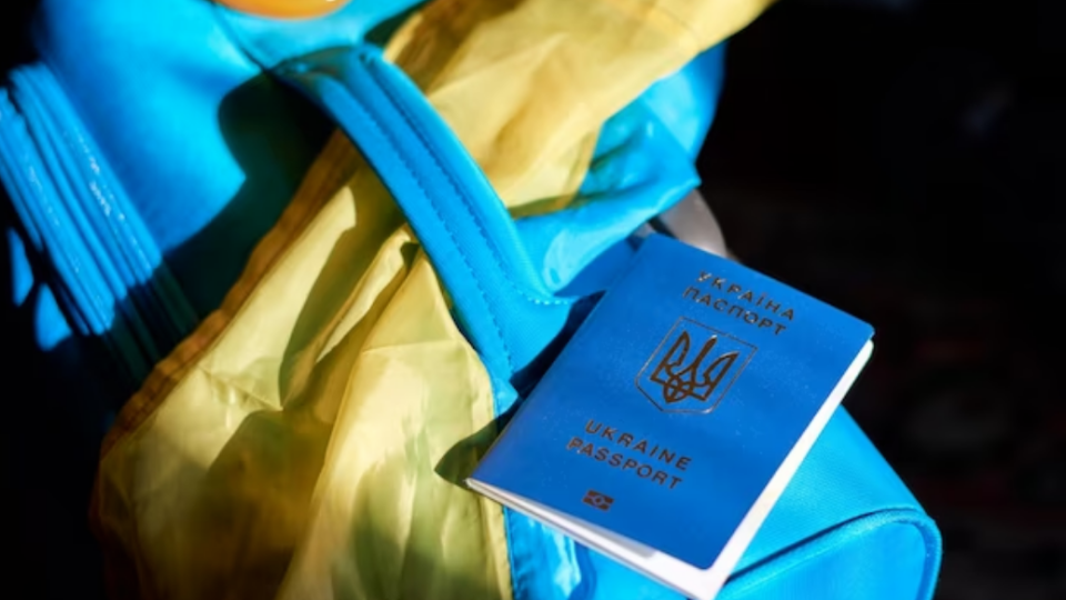 Продовжити строк дії закордонного паспорта чи оформити новий – у Kонсульстві України розказали, на що звернути увагу