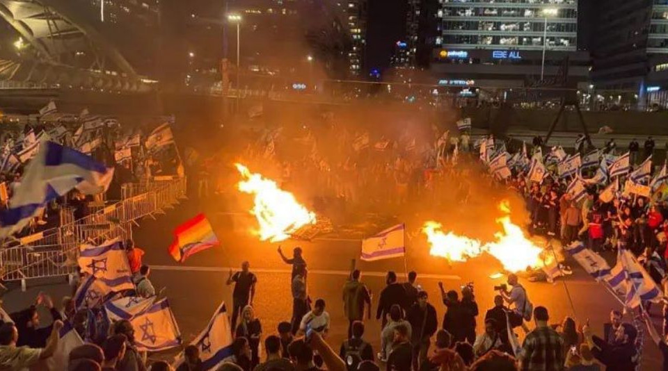 Призывал остановить судебную реформу: в Израиле вспыхнули протесты после увольнения министра обороны, видео