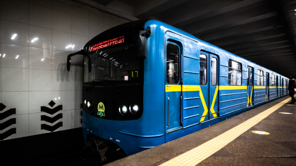 Власти Киева не поддержали петицию об отмене остановки общественного транспорта во время воздушной тревоги