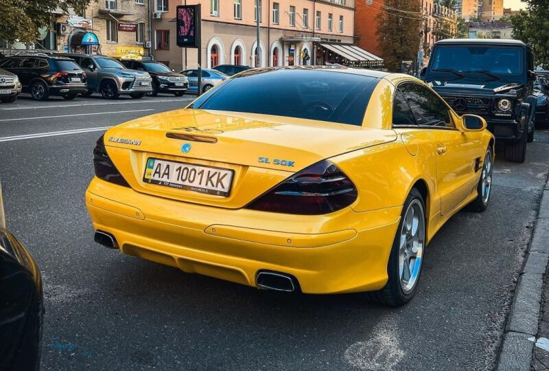 В Киеве заметили редкий спорткар Mercedes с эксклюзивным тюнингом, фото