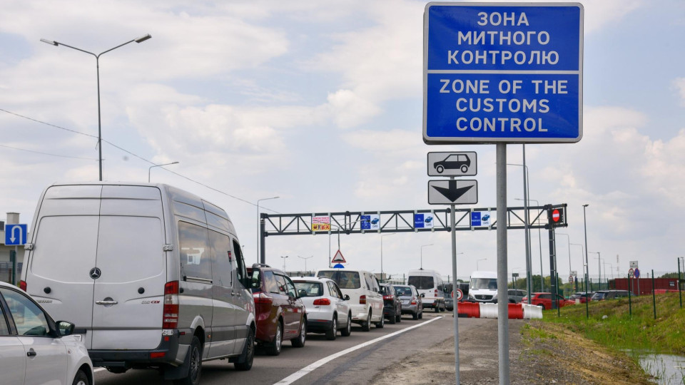 КСУ виніс рішення в справі про конституційність санкції за перевищення строку тимчасового ввезення автомобілів в Україну