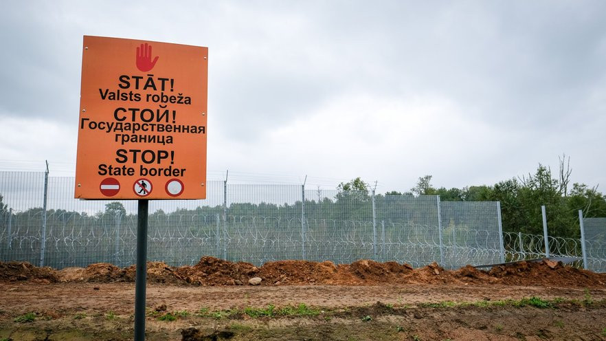 Латвія будуватиме загородження на кордоні з білоруссю навіть на болотах