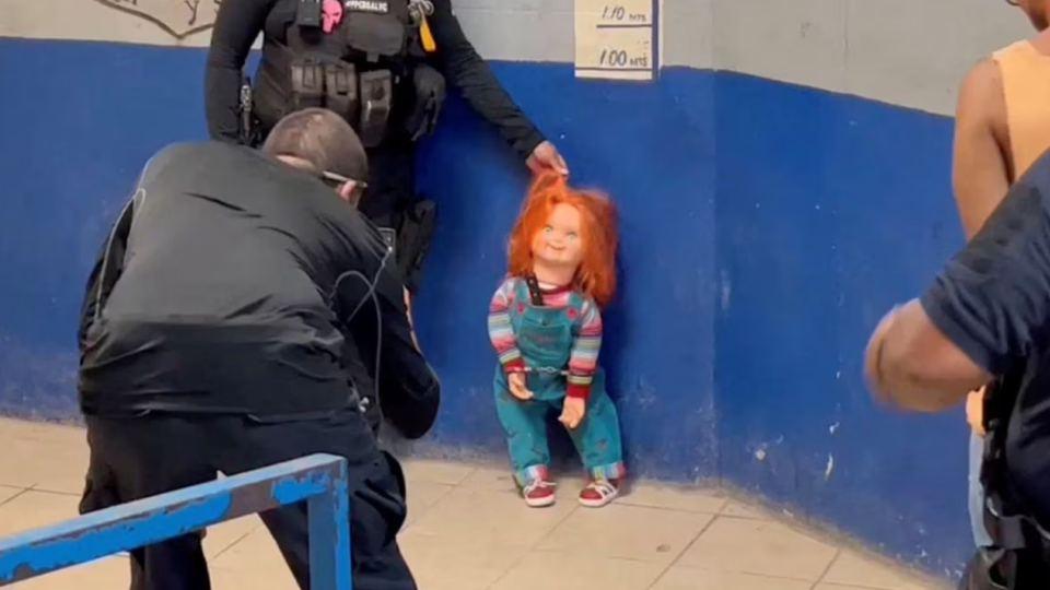 У Мексиці затримали чоловіка та його «ляльку-демона» Чакі – він лякав перехожих й вимагав гроші, відео