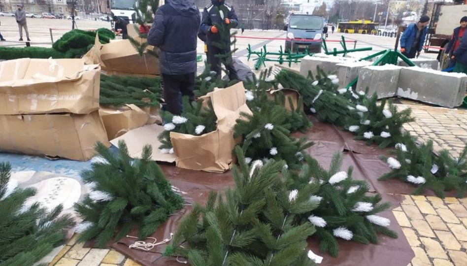 У центрі Києва почали встановлювати новорічну ялинку, фото та відео