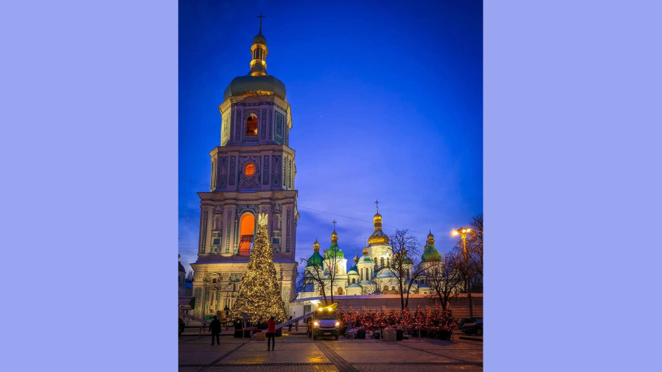 У Києві вже засяяла головна новорічна ялинка країни, фото
