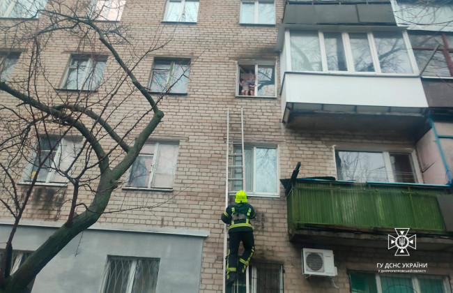 На Дніпропетровщині з підвіконня квартири на третьому поверсі врятували дітей, фото
