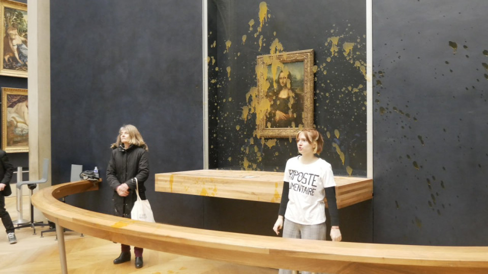 В Париже экоактивисты облили супом легендарную «Мону Лизу» Леонардо Да Винчи: фото