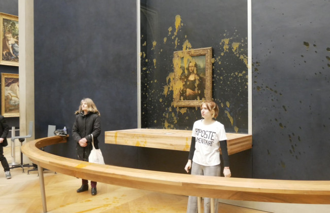 У Парижі екоактивісти облили супом легендарну «Мону Лізу» Леонардо Да Вінчі: фото