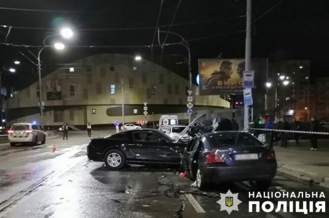 Автотроща в Киеве: Ford Mustang на большой скорости влетел в Ford Mondeo, фото и видео
