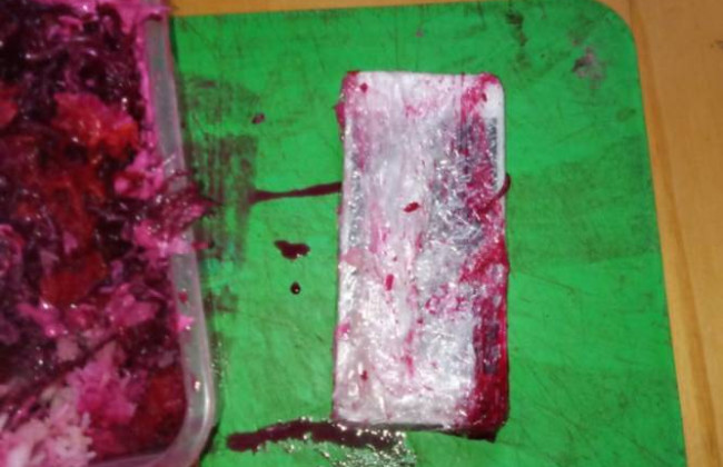 На Хмельниччині в’язню передали оселедець під шубою з iPhone всередині, фото