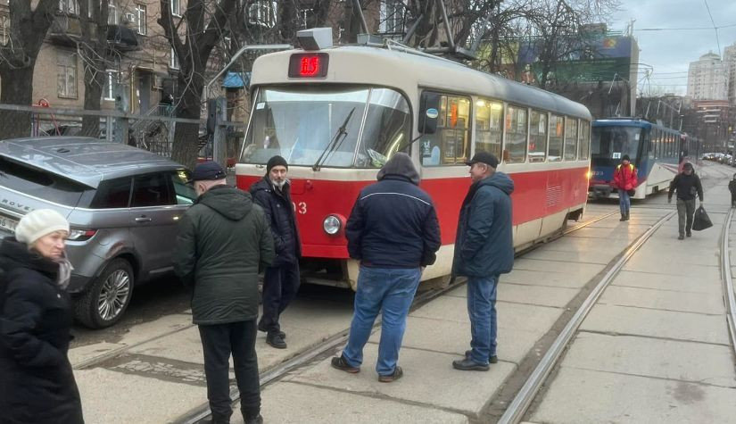 В Киеве «герой парковки» на час парализовал движение трамваев, фото