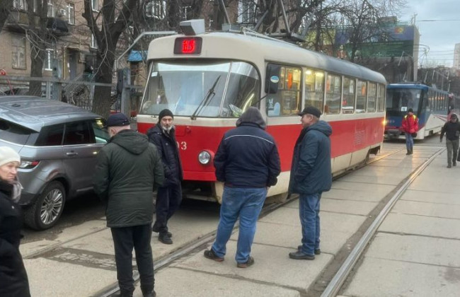 У Києві «герой паркування» на годину паралізував рух трамваїв, фото