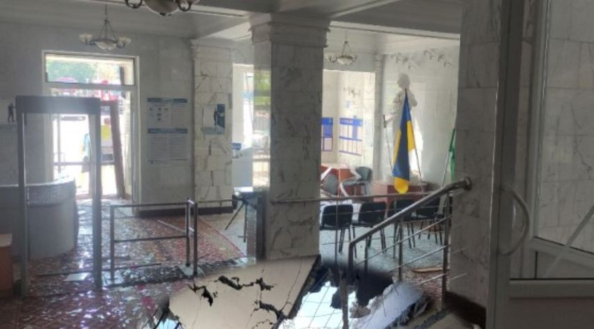 В Донецкой области в результате вражеского обстрела пострадало здание судебного учреждения, фото