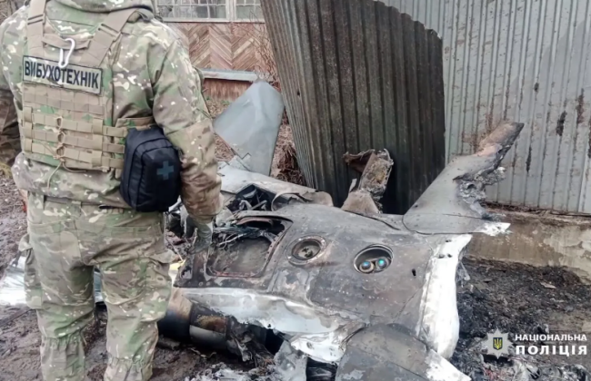 В Киевской области во дворе дома нашли боевую часть российской ракеты, которая содержала около 250 кг взрывчатки: фото и видео