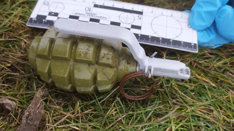 В Киеве женщина обнаружила в парке предмет, похожий на гранату: фото
