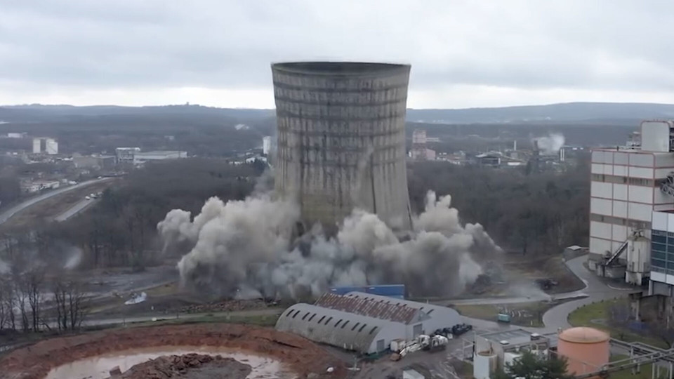 У Франції підірвали вежу однієї з останніх вугільних електростанцій: відео