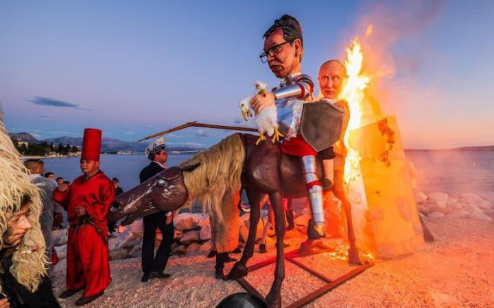 В Хорватии во время карнавала сожгли куклы путина и Вучича: видео