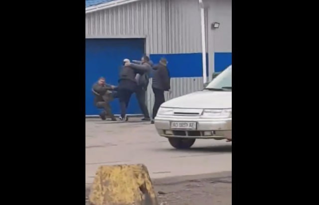 В Мукачево ромы избили сотрудника ТЦК: видео