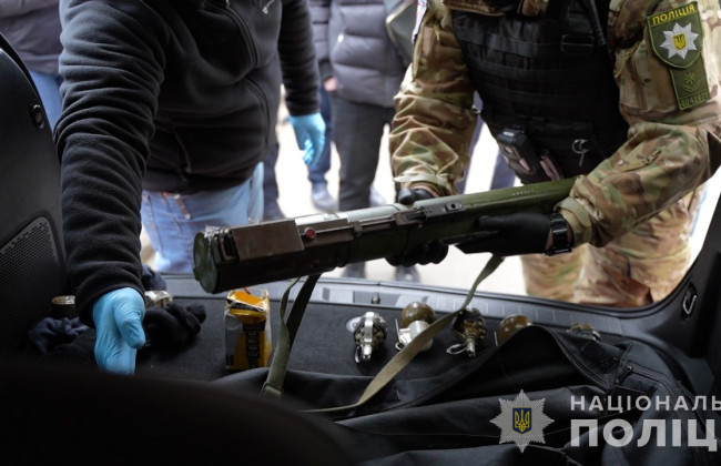 Жителя Житомирщини викрили на збуті автоматів, патронів та гранат у Одесі: фото