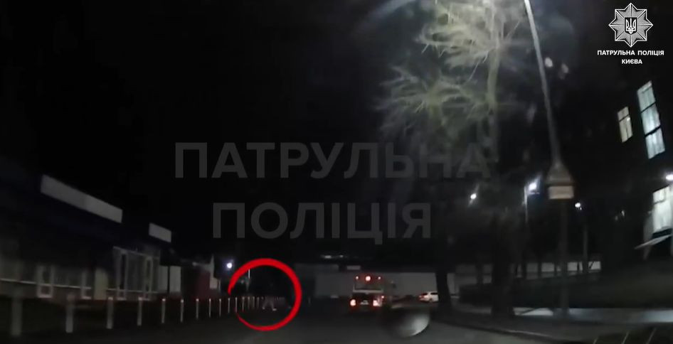 Намагався перейти дорогу у невстановленому місці на очах у поліції: у Києві покарали пішохода, відео