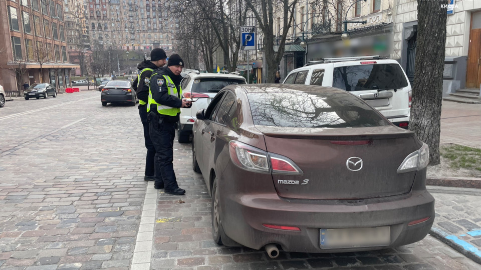 В Киеве патрульные следят за соблюдением правил парковки: фото