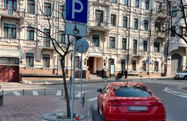 Поставил авто на месте для лиц с инвалидностью: в Киеве наказали «героя парковки», фото