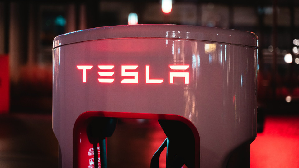 Tesla планирует начать выпуск первого электрического спорткара в следующем году