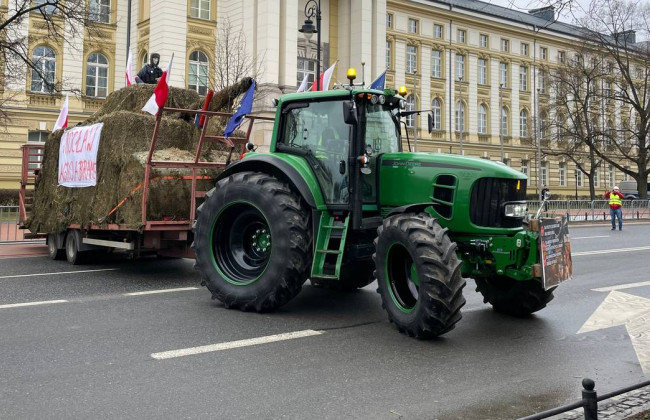 Польські фермери влаштували масовий мітинг у Варшаві з підпалом шин та сутичками з поліцією, фото