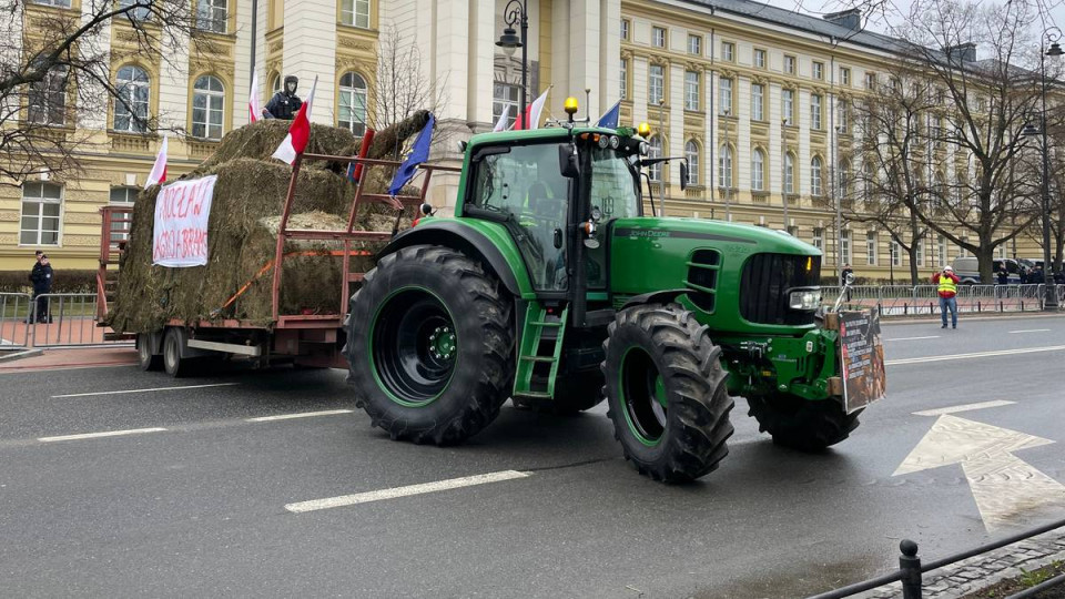Польські фермери влаштували масовий мітинг у Варшаві з підпалом шин та сутичками з поліцією, фото