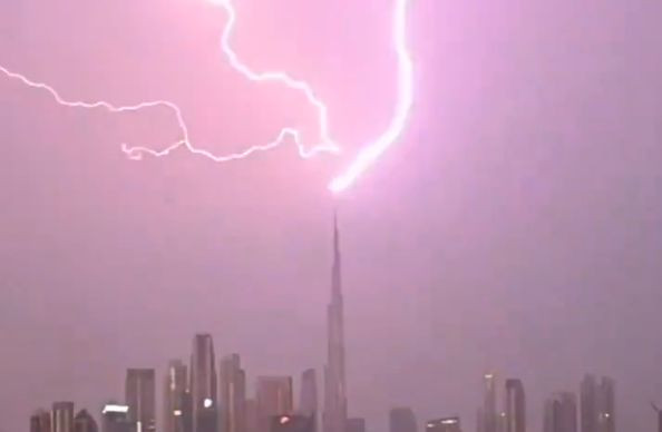 У найвищий у світі хмарочос Бурдж Халіфа вдарила блискавка, відео