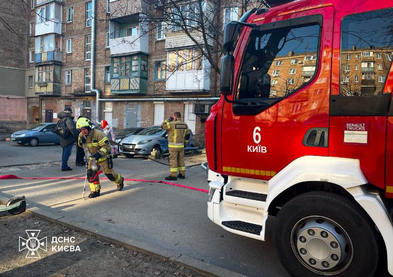 В Киеве загорелась квартира в многоэтажке, фото