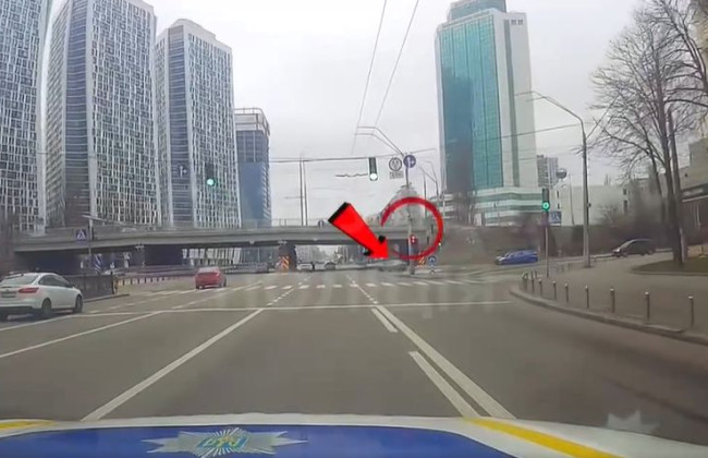 Решил проскочить перекресток на красный сигнал светофора: в Киеве наказали нарушителя, видео