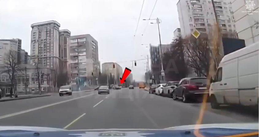 Перетнула подвійну суцільну смугу — отримала штраф: у Києві покарали водійку Lexus, відео