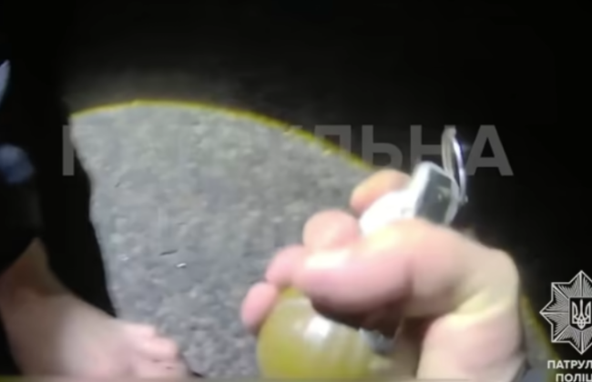 В Харькове пьяный водитель угрожал патрульным взорвать гранату: видео