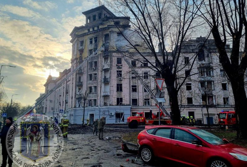 В Шевченковском районе Киева обнаружена боевая часть ракеты возле многоэтажки, видео