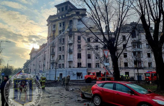 В Шевченковском районе Киева обнаружена боевая часть ракеты возле многоэтажки, видео