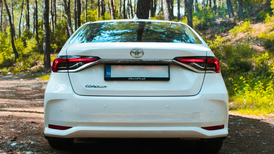 Toyota впервые за последние 20 лет уступила лидерство электрокару Tesla в мировых продажах