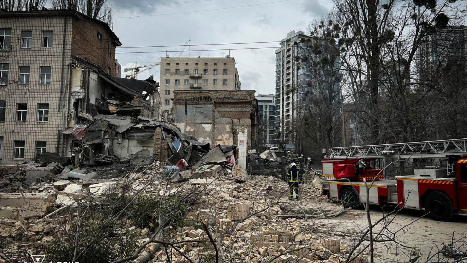 Рятувальники показали наслідки атаки росіян в різних районах Києва, фото