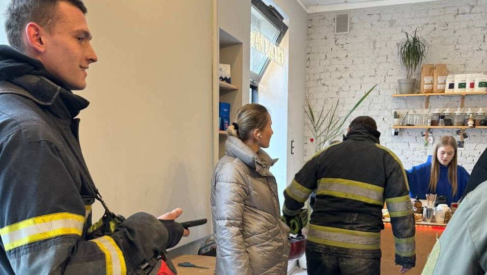 «Як нас можна зламати?» – у Києві дівчина продовжила готувати каву у зруйнованому після удару росіян кафе