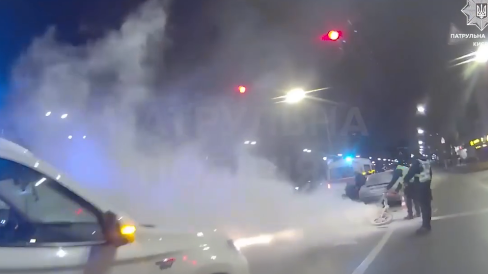 У Києві через зіткнення з автівкою загорівся мопед, відео