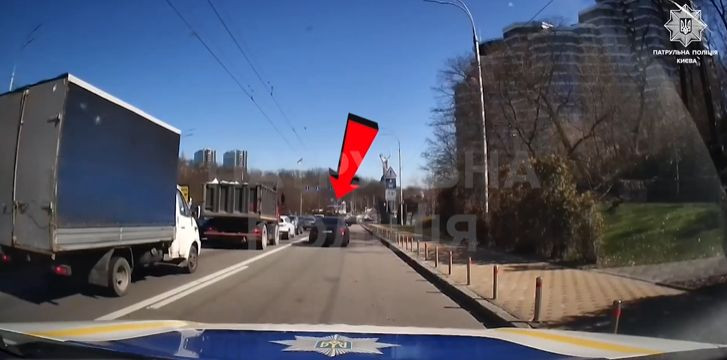 В Киеве наказали водителя, который решил сократить путь, проехав по полосе общественного транспорта: видео