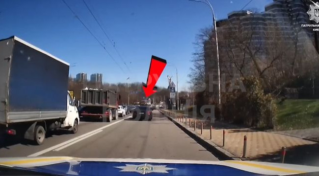 У Києві покарали водія, який вирішив скоротити шлях, проїхавши смугою громадського транспорту: відео